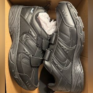 Men’s Avia Slip Resistnat Velcro Sneakers Size 9 1/2W